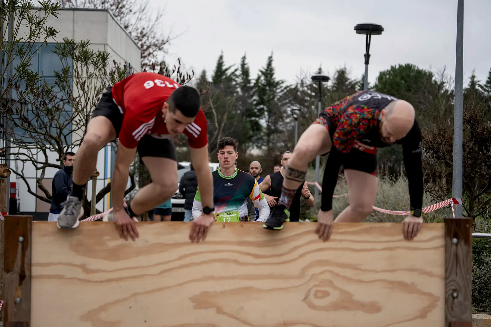Corredores de Eolos Race Berriozar 2026 superando un obstáculo